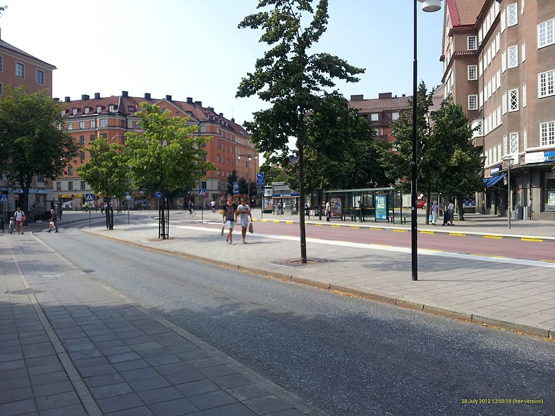 File:Busshållplatser vid St Eriksplan T-banestation, korsningen Torsgatan Odengatan, Vasastan, Stockholm - panoramio.jpg