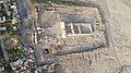 Μεντινέτ Χαμπού, Λούξορ: ο νεκρικός ναός του Ραμσή Γ' και τμήμα του σύγχρονου οικισμού.