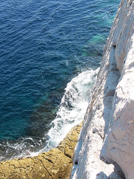 File:Calanques -- Calanque de Port-Pin - mur.jpg