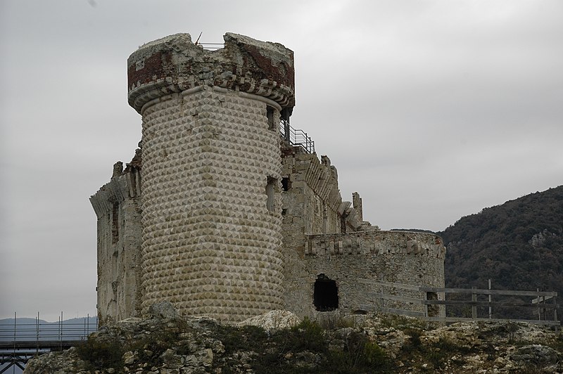 File:Castel Gavone (Finale Ligure) - panoramio.jpg