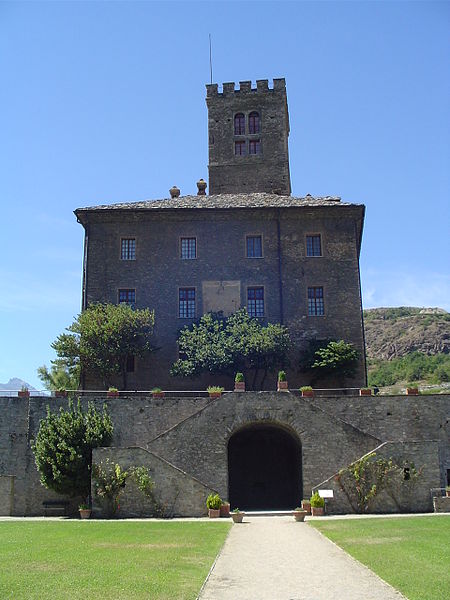 File:Castello di Sarre lato.JPG