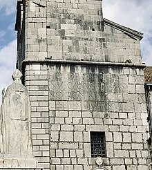 Epigrafe commemorativa dell'edificazione della facciata della Cattedrale e della rinuncia del Clero allo jus tumuli.