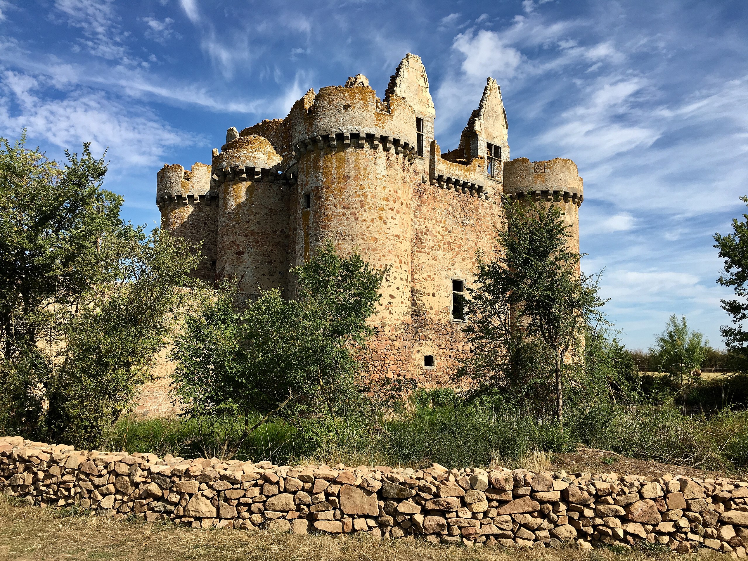 File:Château Fort de l'Ebaupinay - Vue Nord Est.jpg - Wikimedia Commons