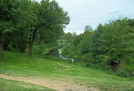 Yang Auneau creek melalui pusat kota