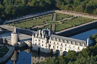 20 September 2012 — Vue aérienne du Château de Chenonceau et ses jardins à la française depuis une montgolfière. Photographe: Thomas de Castilla