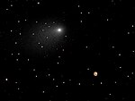 Комета C/2013 A1 (Макнота) проходит рядом с Марсом 19 октября 2014 (композиция двух снимков «Хаббла»)[прим. 1]