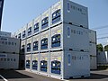 リース会社『 CONTEC 』所有の内航専用、10 ft型冷凍コンテナ。 地方、特に離島を営業管轄とする事業者には、資金力が乏しく、高価な冷凍コンテナの配備には厳しい環境化にある。このような隙間需要を取り込んだリース事業も近年は盛んになってきている。 【 鹿児島県／七ッ島埠頭にて 】