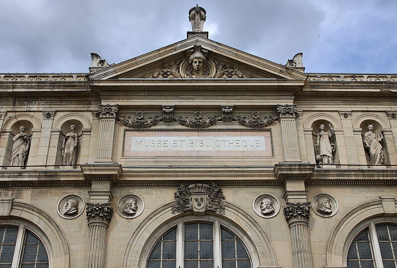 File:Détail façade - ancien musée-bibliothèque de Grenoble abc1.jpg