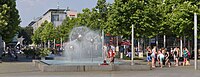 Pragerstraße im Sommer mit Wasserspiel "Pusteblume"