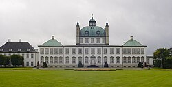 DENEMARK FREDENSBORG Това е едно от действащите "жилища" на кралското семейство. - panoramio (cropped).jpg