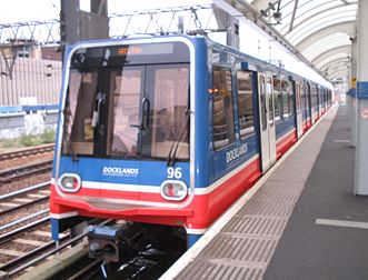 Un train léger des Docklands Light Railway, à la station Tower Gateway à Londres (Royaume-Uni). (définition réelle 1 788 × 1 360*)