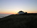 Le lever de soleil sur les dunes avec une villa
