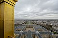 Dôme de l'Hotel National des Invalides, vue de Paris depuis le lanternon. La perspective est déformée par l'objectif grand angle. Vue vers le nord avec le monument puis le Grand Palais, le jardin des Tuileries et Montmartre.