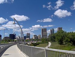 Il centro di Winnipeg visto da "Esplanade Riel", il ponte pedonale sul Red River.