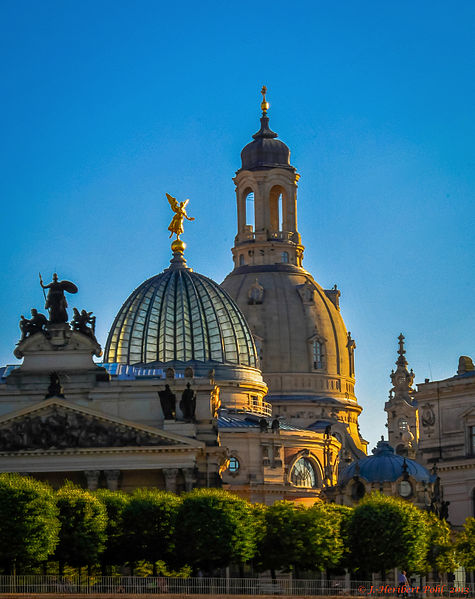 File:Dresden, Blick auf das Kuppel Essemble der Altstadt vom Schiff aus (11040036816).jpg