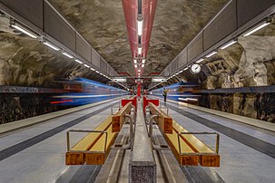 La station de métro Duvbo, décorée par Gosta Sillén sur le thème des fossiles (Sundbyberg, Suède). (définition réelle 6 016 × 4 016)
