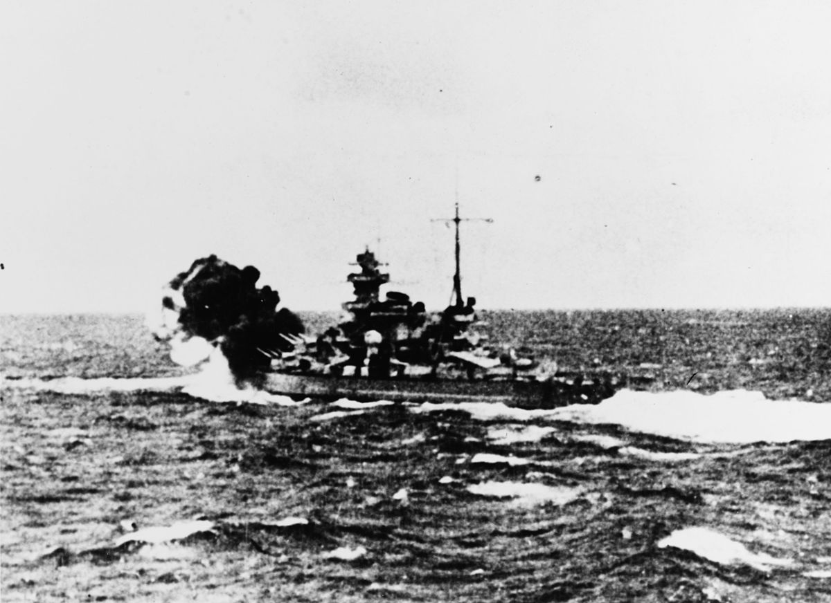 El buque alemán Scharnhorst durante la batalla contra el Glorious.jpg