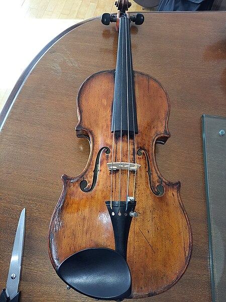 File:Emanuel Hüller Violine.jpg