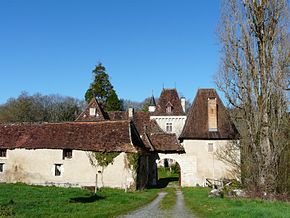 Côté est, l'entrée du château d'Eyliac.