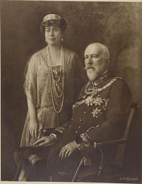 Franz I with his wife, Princess Elsa in 1935