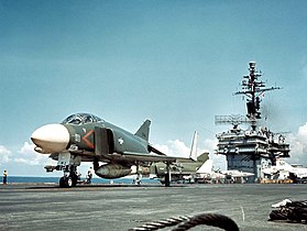Un F-4G Phantom II au décollage sur l’USS Kitty Hawk (CVA-63) en 1966.