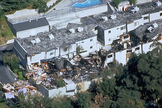 Землетрясения 17. Лос Анджелес землетрясение 1994. Землетрясение в Нортридже 1994. Землетрясение в Калифорнии 1994. Лос Анджелес землетрясение.