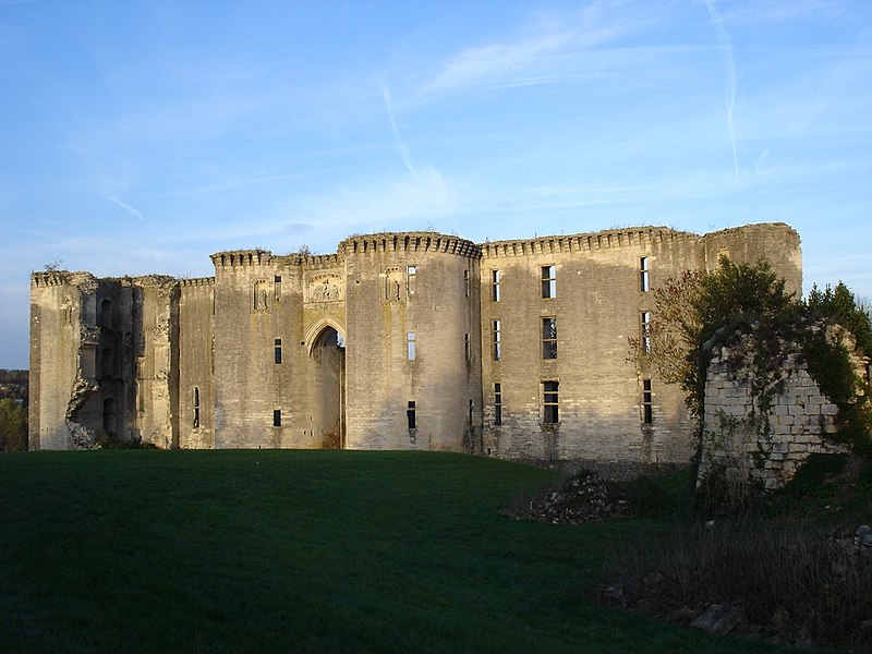 File:Façade du château de la Ferté-Milon.jpg