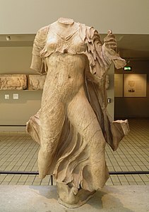 Weibliche Figuren in vom Wind verwehten Vorhängen aus dem Nereidendenkmal von Xanthos, identifiziert als Meeresnymphen, British Museum, London (9501114627) .jpg