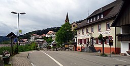 Fischerbach, Ortsmitte, Gasthaus Engel mit Bushaltestelle, Blick Richtung Westen
