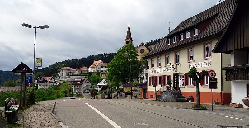 File:Fischerbach, Ortsmitte, Gasthaus Engel mit Bushaltestelle.jpg