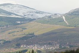Fontoria aparece en el seno de un valle, entre los Ancares y el Valle de Fornela.