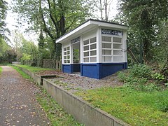 L'unique quai se prolonge sur le pont.