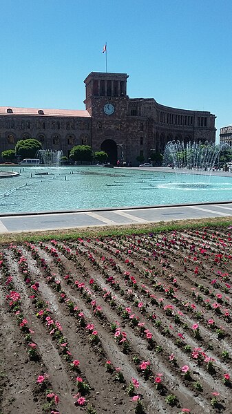 File:Fountains at the Republic Square (Yerevan) 07.jpg