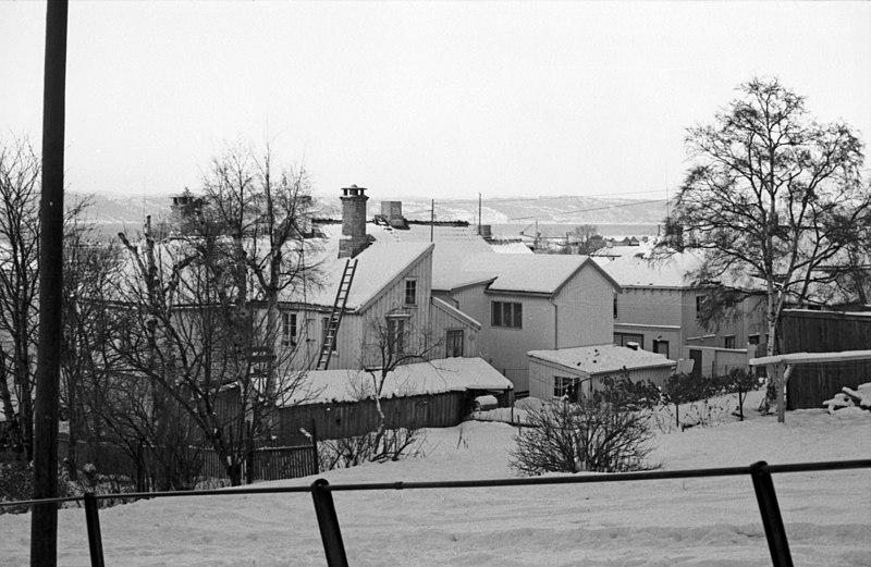File:Fra krysset Øvre Møllenberg gate og Bakkegata Nedre Møllenberg gate 35 - 37 Møllenberg (1970) (8735283106) (2).jpg
