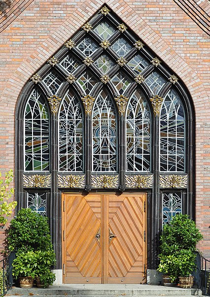 File:Friedhof.Marienfelde.Eingangsfassade.Kapelle.jpg