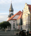 Nicolaaskerk (links), Langer Jammer (vakwerkhuis, midden), Kavaliershaus (rechts)