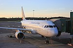 En Airbus A319 från Brussels Airlines står vid gate på Landvetter.