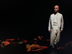 Стефан Чифолелли в роли Gandhi Komische Oper в Берлине, октябрь 2017 г.