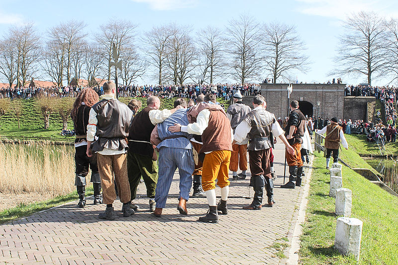 File:Geuzen nemen Spaanse soldaat te grazen 1 april feest Brielle.jpg