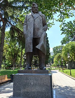 Giorgi leonidze statue 2020.jpg
