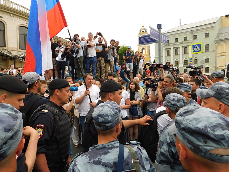 Первые задержания