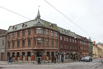 Hörnet av Sprängkullsgatan och Södra Allégatan (Haga 29:9) – utsikt mot sydväst från Nya Allén (2017).