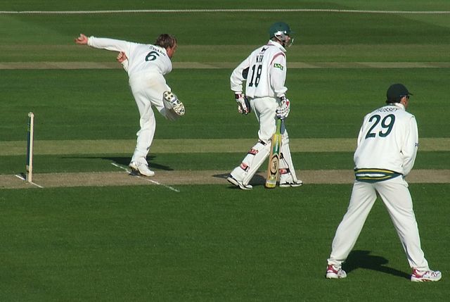 Swann bowling for Nottinghamshire against Leicestershire in 2007