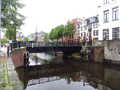 Hoe gaan naar A-Brug met het openbaar vervoer - Over de plek