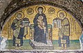 Bogorodica s malim Isusom, s njene desne strane je car Konstantin Veliki sa maketom Konstantinopolja, a s lijeve strane je car Justinijan I sa maketom Haja Sofije