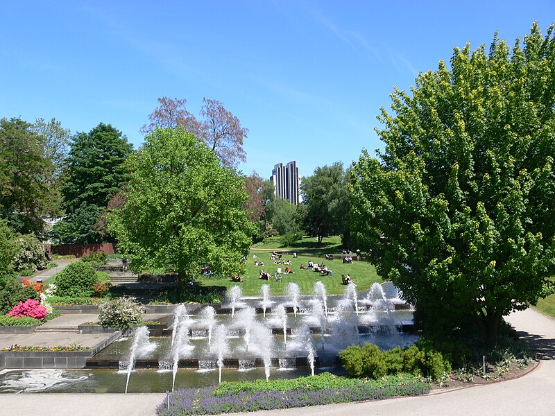 File:Hamburg Wallanlagen Brunnen.jpg