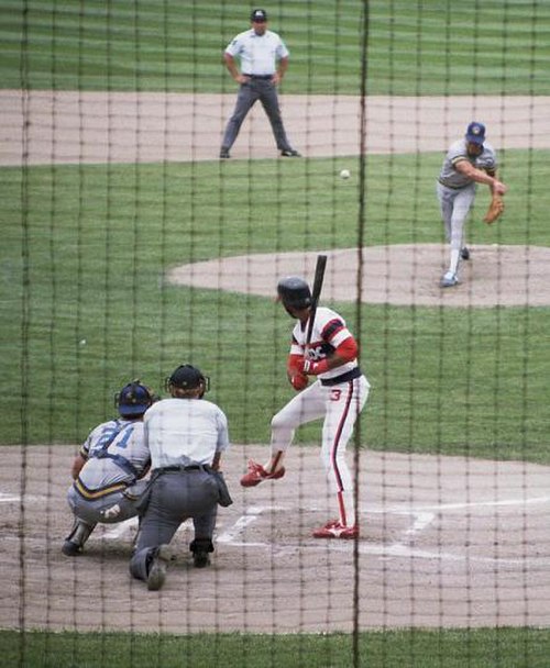 Harold Baines at the plate in 1986