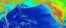 太平洋盆地的浮雕地圖，顯示了在俄羅斯堪察加半島俄羅斯附近的一條長長的線上的海山和島嶼，落後於夏威夷熱點。