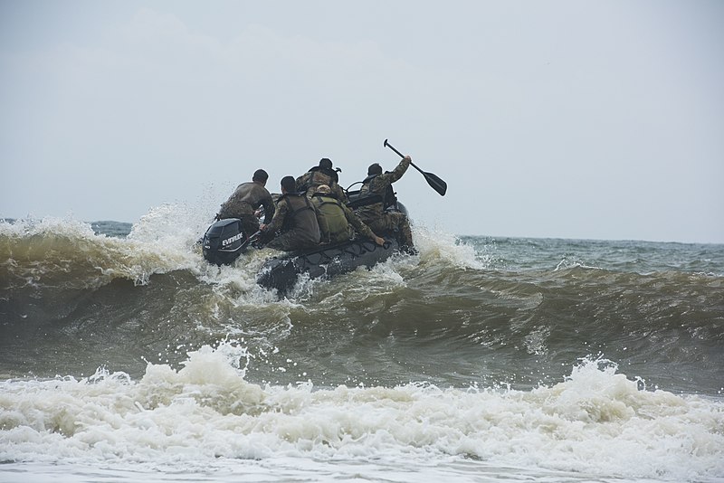 File:Heavy seas don't stop National Guard SF combat divers 150429-A-KC506-928.jpg