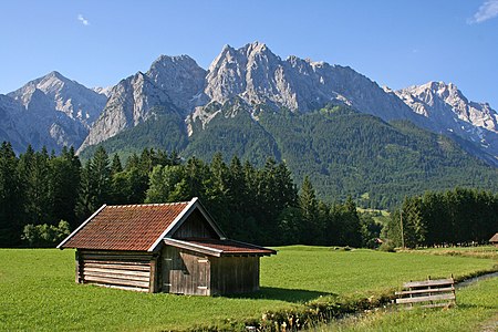 Mit Heustadl bei Grainau. Berge von links: Alpspitze, die verschiedenen Waxensteine mit dem Vorgipfel Mandl und im Westen die Zugspitze.